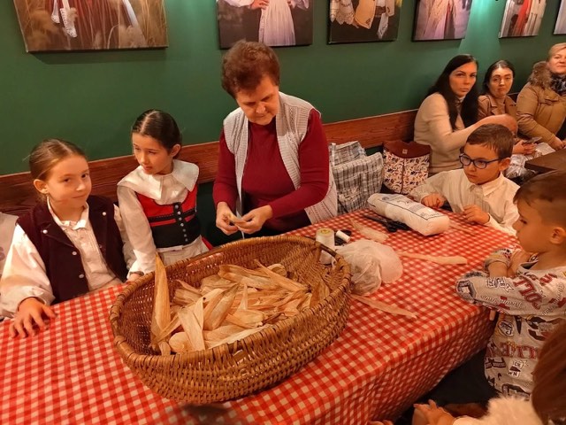 Több generáció közösen alkot a Király Presszó belső terében, népi díszek között