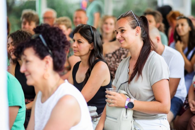 Vendégek egy könyvbemutatón, kültéri sátras rendezvényen