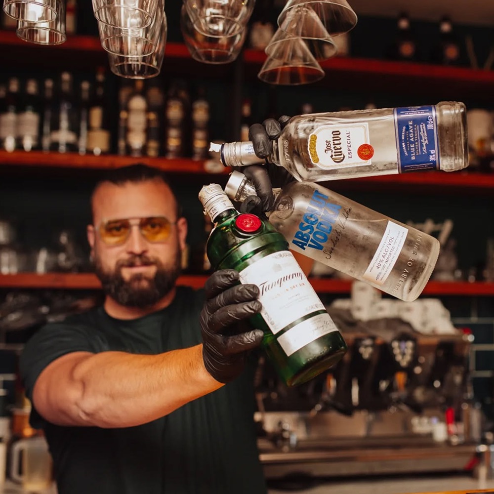 Bartender italokat kever a Király Presszó pultja mögött